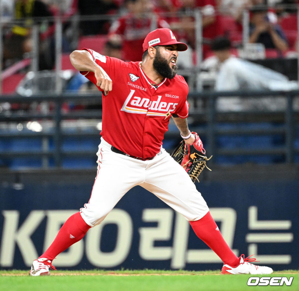 29일 광주-기아 챔피언스필드에서 2026 신한 SOL KBO리그 KIA 타이거즈와 SSG 랜더스의 경기가 열렸다.이날 KIA는 올러, SSG은 아빌라를 선발로 내세웠다.7회말 2사에서 SSG 아빌라가 KIA 한준수를 외야플라이로 처리하고 환호하고 있다. 2026.08.29 /sunday@osen.co.kr