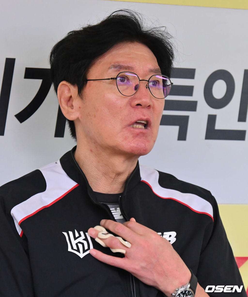 29일 대구삼성라이온즈파크에서 2026 신한 SOL KBO 리그 삼성 라이온즈와 KT 위즈의 경기가 열린다. 홈팀 삼성은 페덱이, 방문팀 KT는 로건이 선발 출전한다. KT 위즈 이강철 감독이 기자들과 인터뷰를 하고 있다. 2026.08.29 / foto0307@osen.co.kr