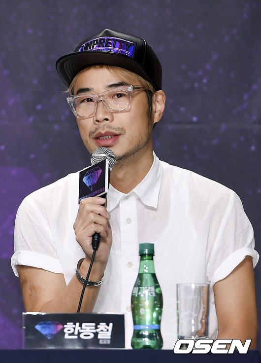 8일 서울 영등포 타임스퀘어 아모리스홀에서 진행된 Mnet '언프리티 랩스타2' 제작발표회에서 한동철 국장이 질문에 답하고 있다.Mnet '언프리티 랩스타2'는 최고의 실력을 지난 여자 래퍼들이 컴필레이션 앨범을 만드는 서바이벌 프로그램이다. 매 회 등장하는 대한민국 대표 힙합 프로듀서들이 신곡을 발표하면, 곡 녹음에 참여할 기회를 얻기 위해 출연 래퍼들이 대결을 벌이는 방식으로 진행된다.시즌2에는 헤이즈, 캐스퍼, 애쉬비, 효린, 길미, 안수민, 예지, 키디비, 수아, 유빈, 트루디 등 총 11명의 여자래퍼가 출연한다.오랜 기간 동안 힙합음악을 해왔던 기성 래퍼부터, 걸그룹 멤버, 언더래퍼, 아직 데뷔하지 않은 연습생 래퍼까지 각자의 분야에서 국내 최고의 래퍼라는 같은 꿈을 향해 달려온 이들의 이야기가 어떨지 기대감이 높아지고 있다./ soul1014@osen.co.kr