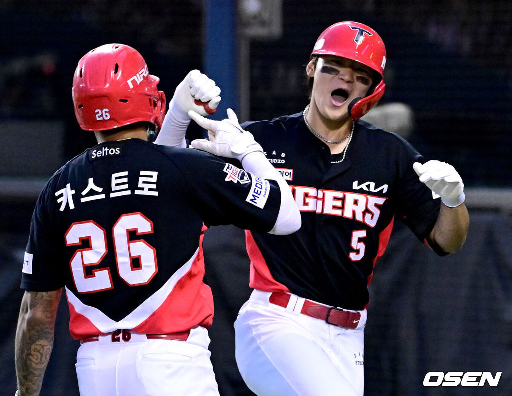 18일 오후 서울 잠실야구장에서 ‘2026 신한 SOL KBO리그’ 두산 베어스와 KIA 타이거즈의 경기가 열렸다.홈팀 두산은 최승용, 방문팀 KIA는 애덤 올러를 선발로 내세웠다.8회초 1사 2루 상황 KIA 김도영이 역전 좌월 투런포를 날리고 홈을 밟은 뒤 카스트로와 기뻐하고 있다. 2026.04.18 / dreamer@osen.co.kr
