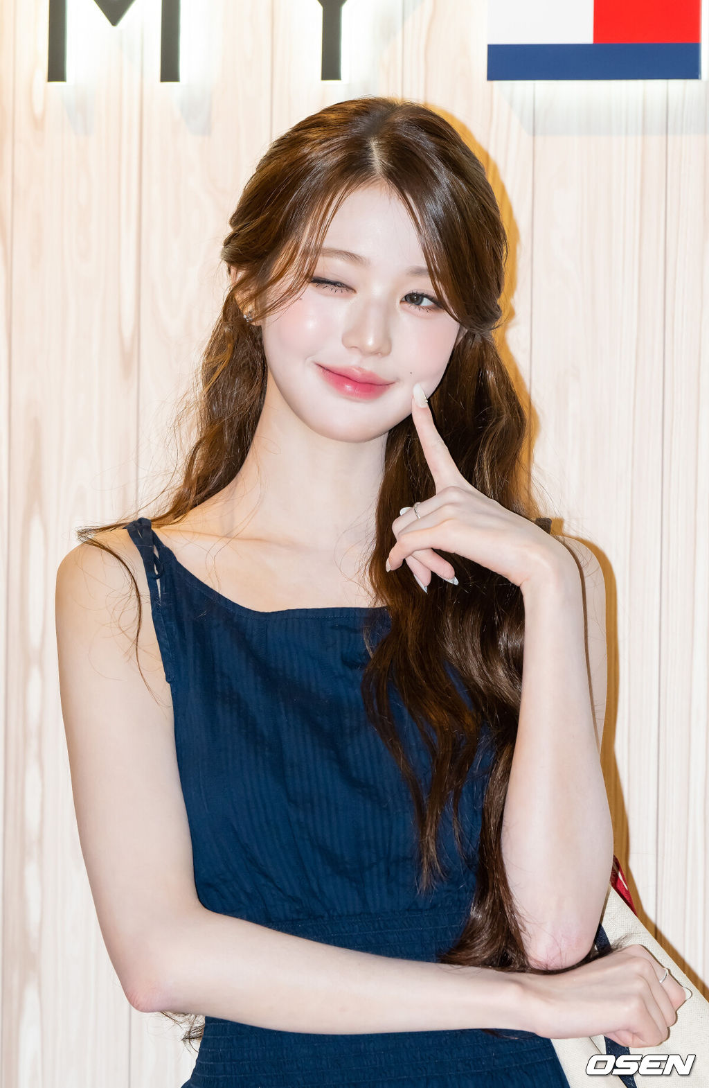 29일 서울 잠실 롯데 에비뉴엘 잠실점 지하 팝업존에서 한 뷰티 브랜드 팝업 스토어 오픈행사가 진행됐다.이날 행사에는 아이브 장원영과 황민현, 올데이 프로젝트 타잔, 크래비티 형준, 크래비티 정모, 모델 야노 시호, 추사랑이 참석했다.아이브 장원영이 포즈를 취하고 있다. 2026.05.29 /soul1014@osen.co.kr