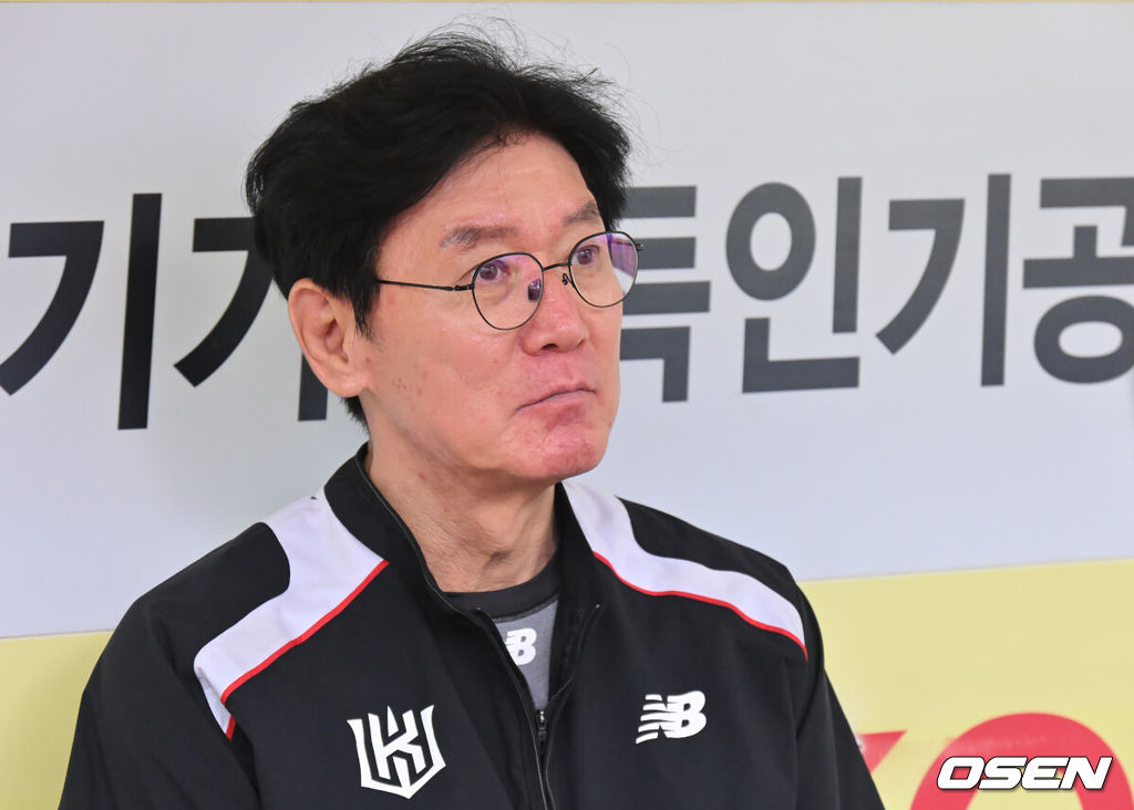 29일 대구삼성라이온즈파크에서 2026 신한 SOL KBO 리그 삼성 라이온즈와 KT 위즈의 경기가 열린다. 홈팀 삼성은 페덱이, 방문팀 KT는 로건이 선발 출전한다. KT 위즈 이강철 감독이 기자들과 인터뷰를 하고 있다. 2026.08.29 / foto0307@osen.co.kr