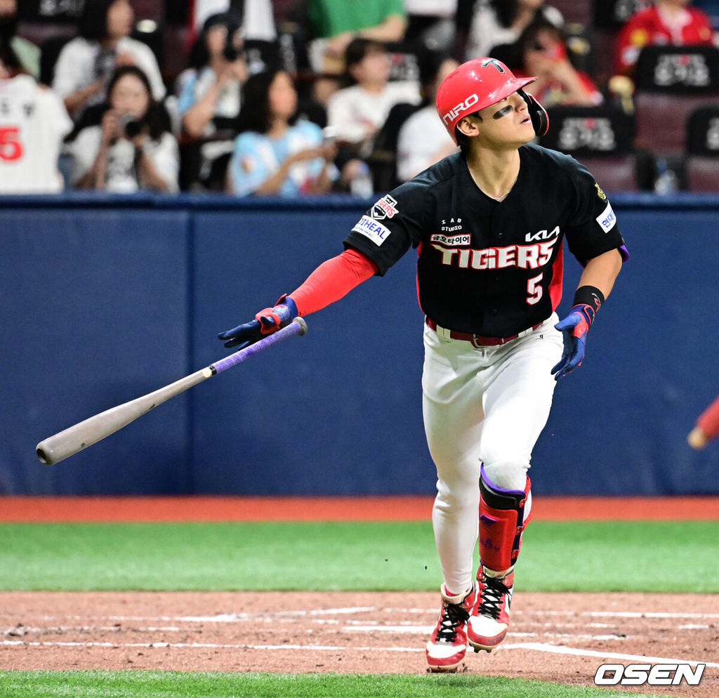 23일 서울 고척스카이돔에서 2026 신한 SOL KBO리그 키움 히어로즈와 KIA 타이거즈의 경기가 열렸다.이날 키움은 전준표, KIA는 제임스 네일을 선발로 내세웠다.3회초 1사에서 KIA 김도영이 중월 솔로포를 날리고 있다. 2026.08.23 / jpnews@osen.co.kr
