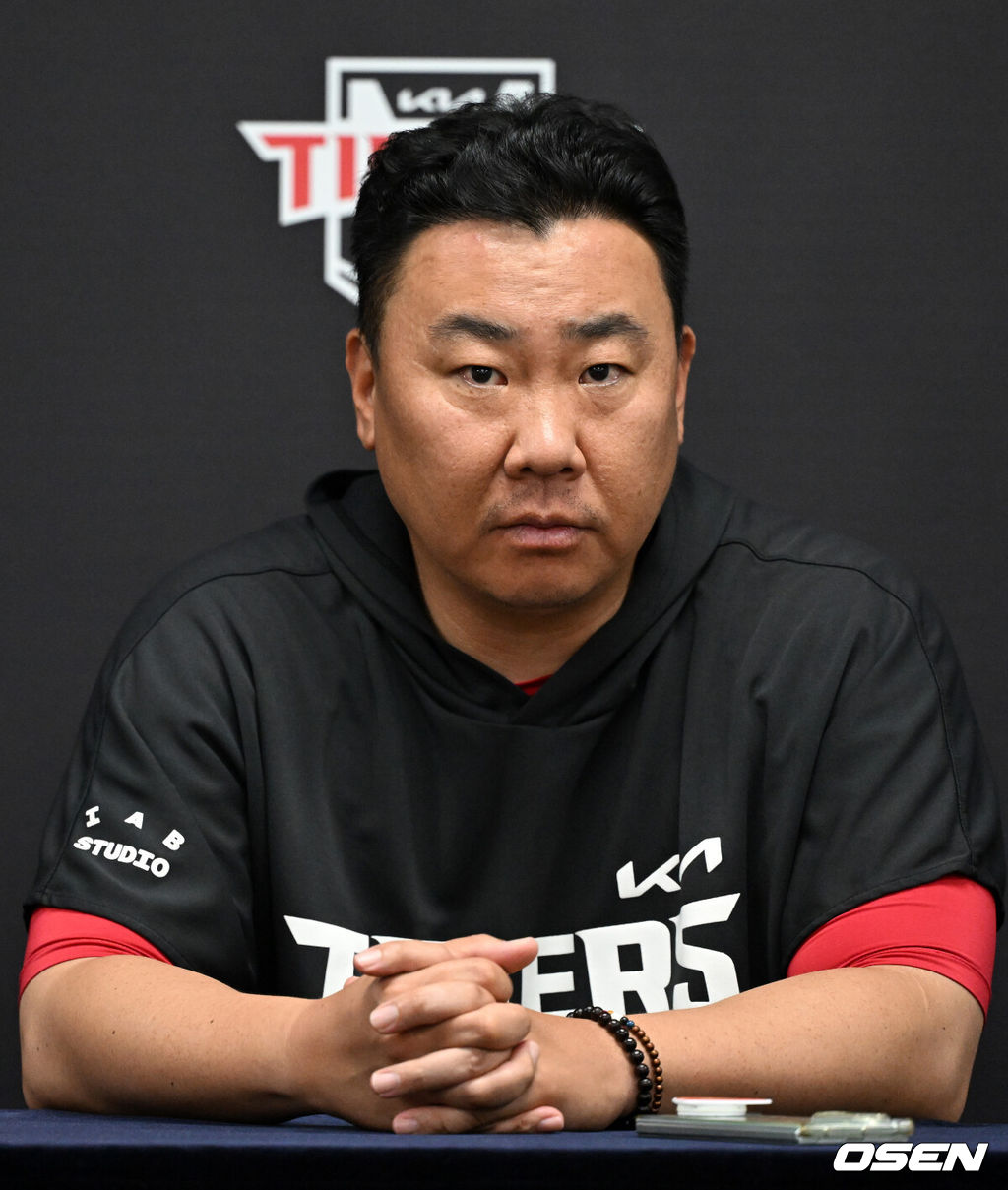 25일 광주-기아 챔피언스필드에서 2026 신한 SOL KBO리그 KIA 타이거즈와 롯데 자이언츠의 경기가 열렸다.이날 KIA는 시라카와, 롯데는 비슬리를 선발로 내세웠다.경기에 앞서 KIA 이범호 감독이 인터뷰를 하고 있다. 2026.08.25 /sunday@osen.co.kr