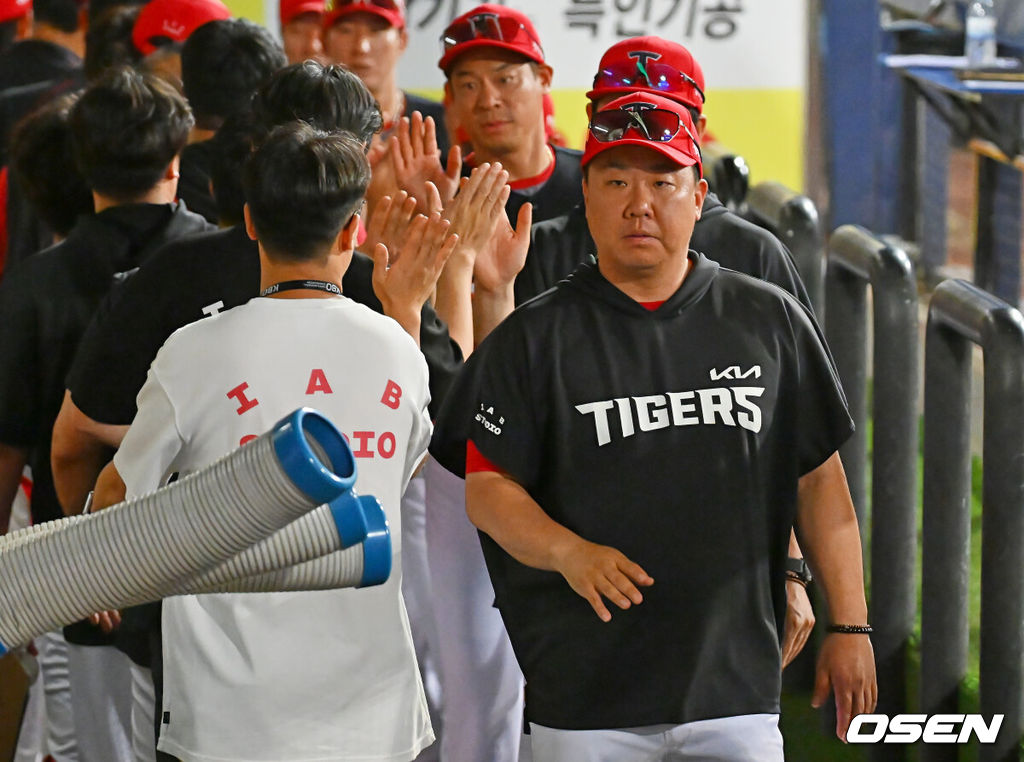 29일 대구삼성라이온즈파크에서 2026 신한 SOL KBO 리그 삼성 라이온즈와 KIA 타이거즈의 경기가 열렸다. 홈팀 삼성은 양창섭이, 방문팀 KIA는 시라카와가 선발 출전했다. KIA 타이거즈 이범호 감독이 삼성 라이온즈에 9-4로 승리한 후 하이파이브를 하고 있다. 2026.07.29 / foto0307@osen.co.kr