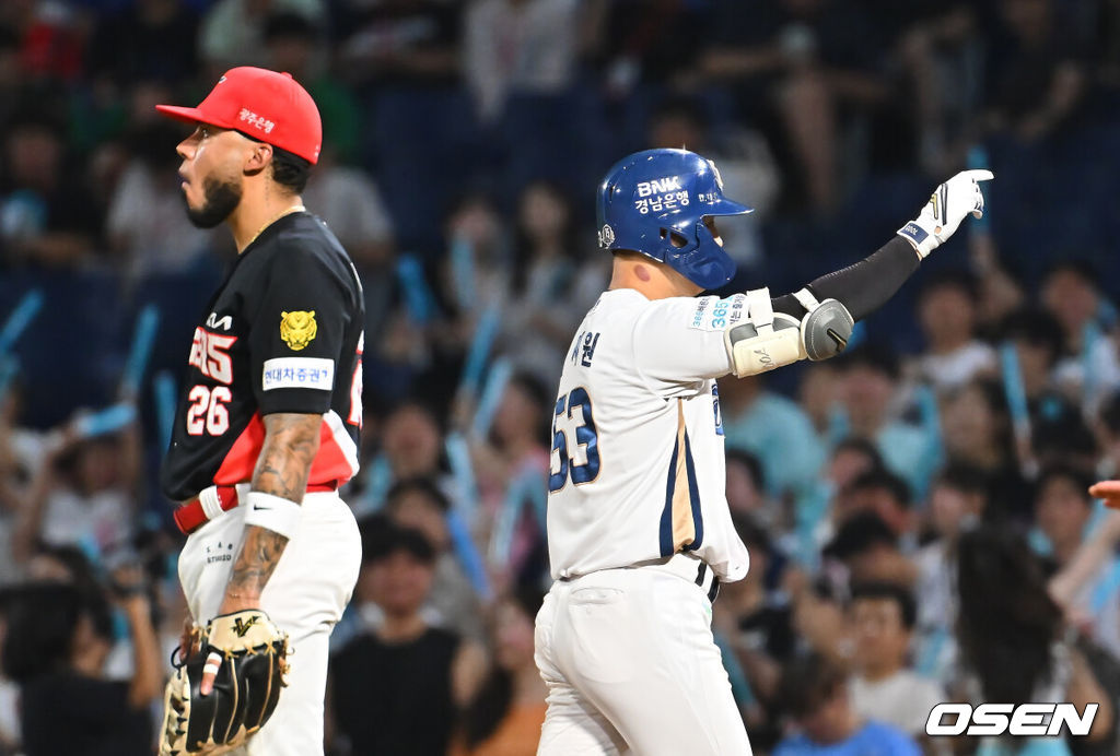 1일 창원NC파크에서 2026 신한 SOL KBO 리그 NC 다이노스와 KIA 타이거즈의 경기가 열렸다. 홈팀 NC는 구창모가, 방문팀 KIA는 네일이 선발 출전했다. NC 다이노스 박시원이 2회말 1사 1,3루 우익수 앞 1타점 안타를 치고 세리머니를 하고 있다. 2026.09.01 / foto0307@osen.co.kr