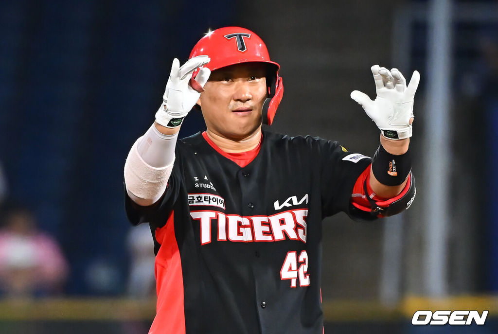 1일 창원NC파크에서 2026 신한 SOL KBO 리그 NC 다이노스와 KIA 타이거즈의 경기가 열렸다. 홈팀 NC는 구창모가, 방문팀 KIA는 네일이 선발 출전했다. KIA 타이거즈 김태군이 4회초 2사 2루 우익수 오른쪽 1타점 2루타를 치고 세리머니를 하고 있다. 2026.09.01 / foto0307@osen.co.kr
