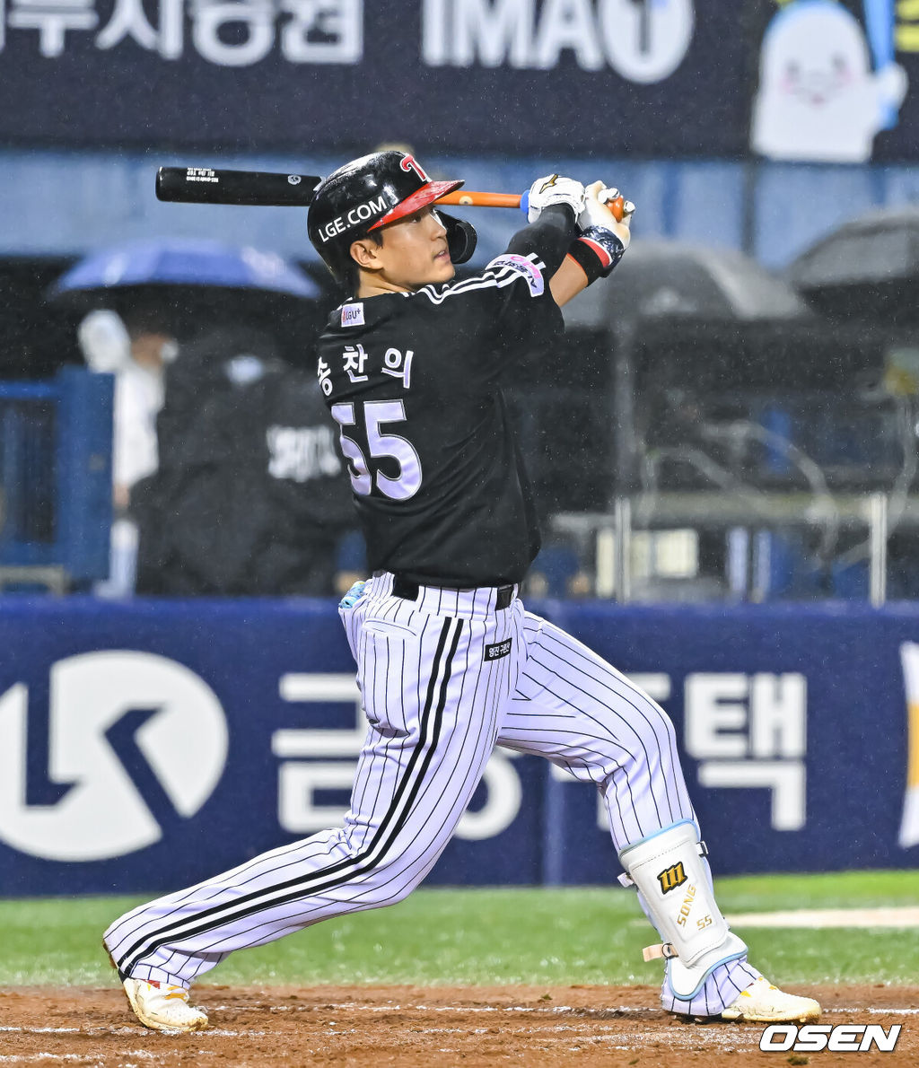 1일 오후 서울 잠실구장에서 2026 신한 SOL KBO리그 두산 베어스와 LG 트윈스의 경기가 진행됐다.이날 경기 두산은 잭로그를, LG는 임찬규를 선발투수로 내세웠다.4회초 1사 1,3루 LG 송찬의가 역전 3점 홈런을 날리고 있다.  2026.09.01 / soul1014@osen.co.kr