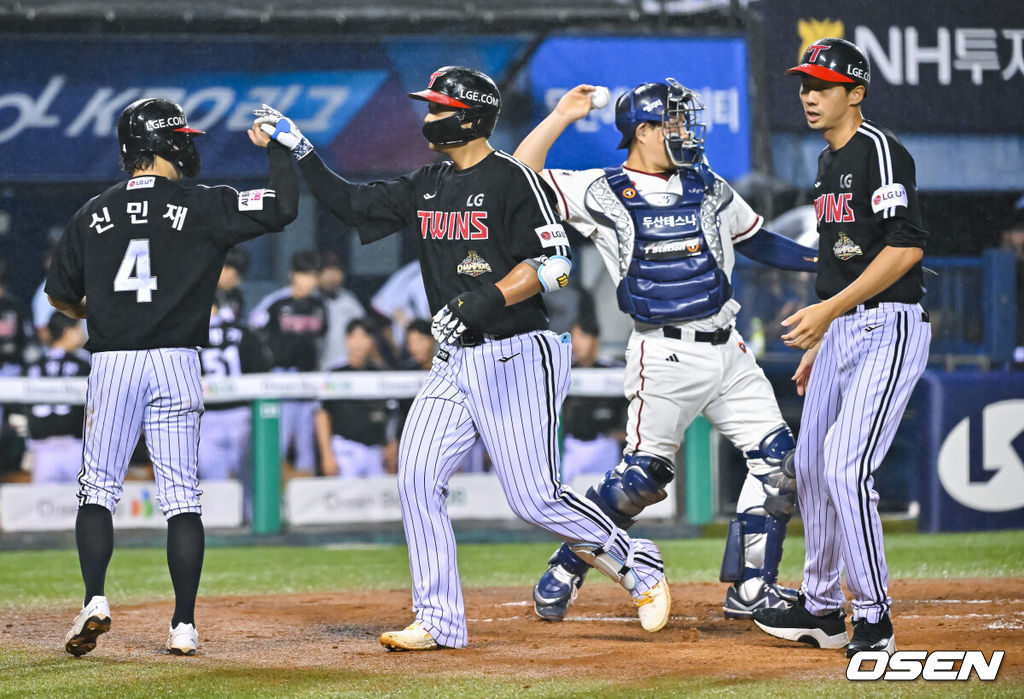 1일 오후 서울 잠실구장에서 2026 신한 SOL KBO리그 두산 베어스와 LG 트윈스의 경기가 진행됐다.이날 경기 두산은 잭로그를, LG는 임찬규를 선발투수로 내세웠다.4회초 1사 1,3루 LG 송찬의가 역전 3점 홈런을 날리고 동료들의 축하를 받고 있다. 2026.09.01 / soul1014@osen.co.kr