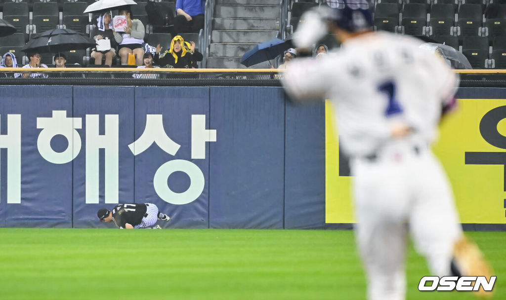 1일 오후 서울 잠실구장에서 2026 신한 SOL KBO리그 두산 베어스와 LG 트윈스의 경기가 진행됐다.이날 경기 두산은 잭로그를, LG는 임찬규를 선발투수로 내세웠다.3회말 2사 1,2루 두산 김민석의 안타성 타구를 박해민 중견수가 호수비 펼치며 잡아내고 있다. 2026.09.01 / soul1014@osen.co.kr