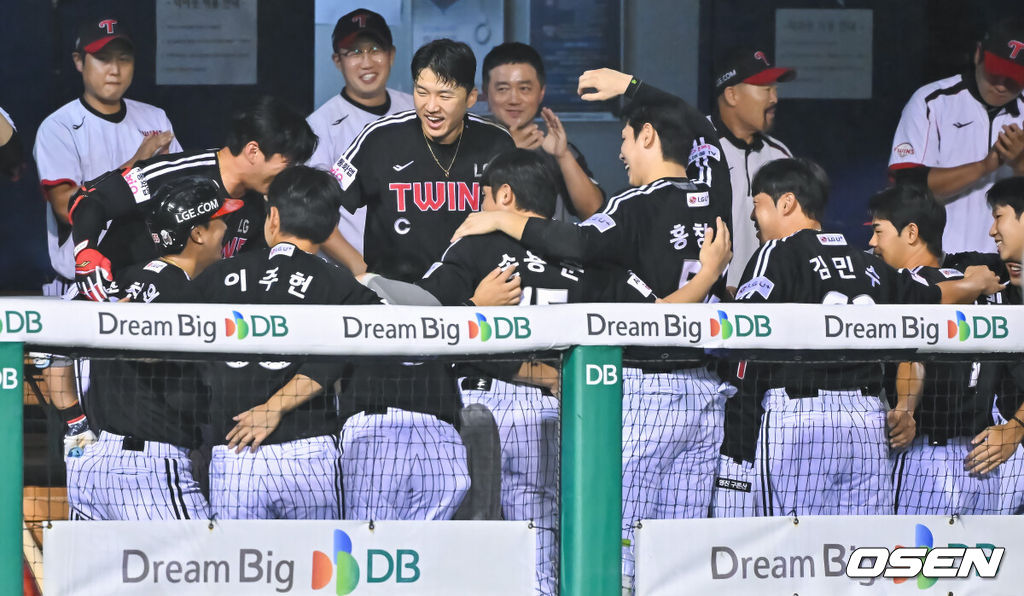 1일 오후 서울 잠실구장에서 2026 신한 SOL KBO리그 두산 베어스와 LG 트윈스의 경기가 진행됐다.이날 경기 두산은 잭로그를, LG는 임찬규를 선발투수로 내세웠다.4회초 1사 1,3루 LG 송찬의가 역전 3점 홈런을 날리고 동료들의 축하를 받고 있다. 2026.09.01 / soul1014@osen.co.kr