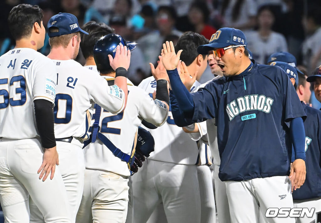 1일 창원NC파크에서 2026 신한 SOL KBO 리그 NC 다이노스와 KIA 타이거즈의 경기가 열렸다. 홈팀 NC는 구창모가, 방문팀 KIA는 네일이 선발 출전했다. NC 다이노스 이호준 감독이 KIA 타이거즈에 7-2로 승리한 후 블레인과 기쁨을 나누고 있다. 2026.09.01 / foto0307@osen.co.kr