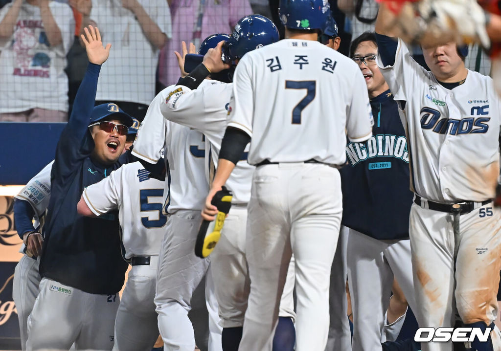 1일 창원NC파크에서 2026 신한 SOL KBO 리그 NC 다이노스와 KIA 타이거즈의 경기가 열렸다. 홈팀 NC는 구창모가, 방문팀 KIA는 네일이 선발 출전했다. NC 다이노스 이호준 감독이 7회말 2사 만루 좌월 만루 홈런을 친 블레인과 하이파이브를 하고 있다. 2026.09.01 / foto0307@osen.co.kr