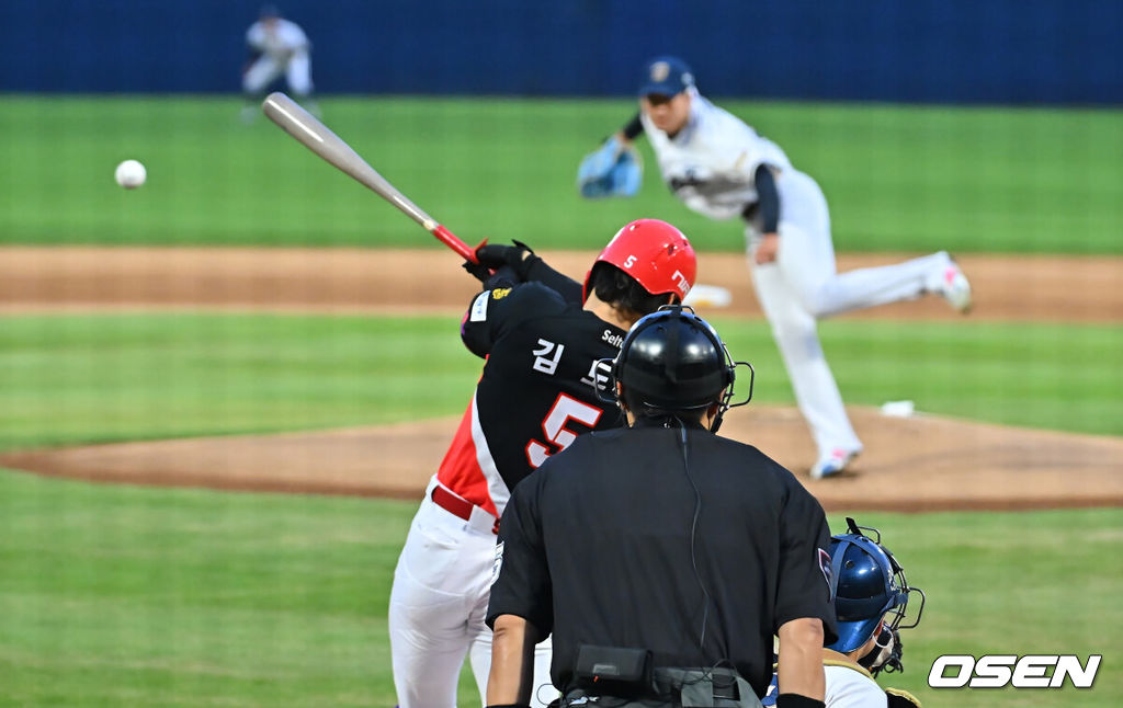 1일 창원NC파크에서 2026 신한 SOL KBO 리그 NC 다이노스와 KIA 타이거즈의 경기가 열렸다. 홈팀 NC는 구창모가, 방문팀 KIA는 네일이 선발 출전했다. KIA 타이거즈 김도영이 1회초 2사 NC 다이노스 선발투수 구창모와의 맞대결에서 좌익수 앞 안타를 치고 있다. 2026.09.01 / foto0307@osen.co.kr