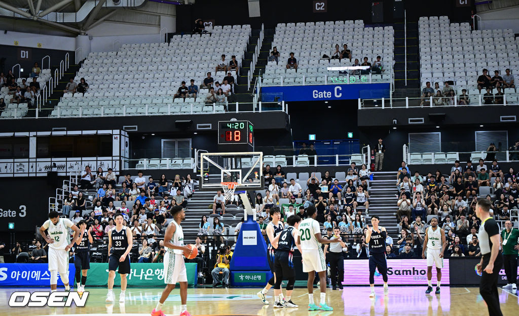 대한민국 남자농구 대표팀이 31일 오후 경기도 수원 KT 소닉붐 아레나에서 ‘2027 FIBA 농구 월드컵 아시아 예선’ F조 윈도우4 사우디아라비아와 맞대결을 펼쳤다.이번 월드컵 예선에서 3승 4패를 기록 중인 한국은 남은 경기에서 최대한 승수를 챙겨야 월드컵 본선 티켓을 따낼 수 있는 힘든 상황에 놓였다.1쿼터, 수원 경기장 관중석 여기저기가 비어 있다. 2026.08.31 / dreamer@osen.co.kr