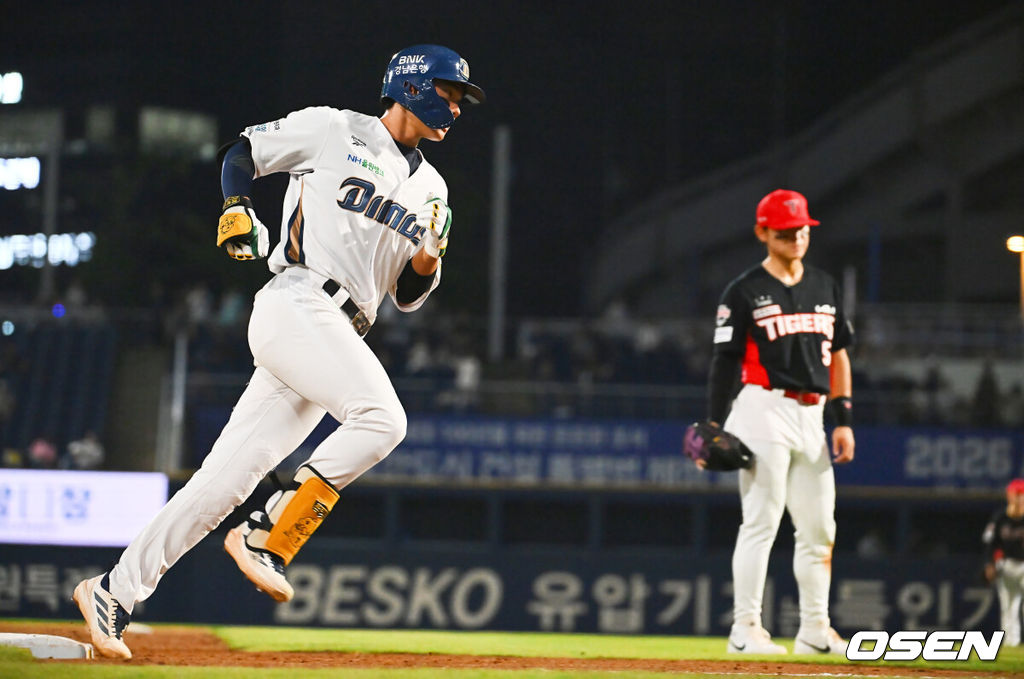 1일 창원NC파크에서 2026 신한 SOL KBO 리그 NC 다이노스와 KIA 타이거즈의 경기가 열렸다. 홈팀 NC는 구창모가, 방문팀 KIA는 네일이 선발 출전했다. NC 다이노스 김주원이 5회말 1사 우월 솔로 홈런을 치고 그라운드를 돌고 있다. 2026.09.01 / foto0307@osen.co.kr