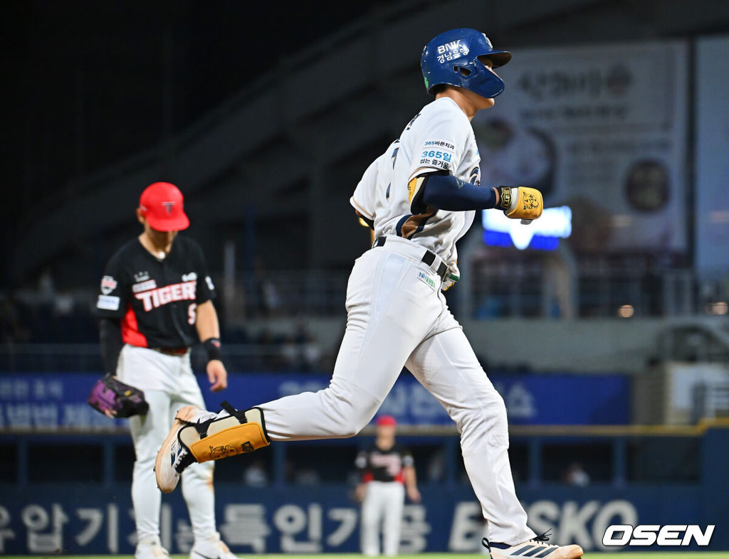 1일 창원NC파크에서 2026 신한 SOL KBO 리그 NC 다이노스와 KIA 타이거즈의 경기가 열렸다. 홈팀 NC는 구창모가, 방문팀 KIA는 네일이 선발 출전했다. NC 다이노스 김주원이 5회말 1사 우월 솔로 홈런을 치고 그라운드를 돌고 있다. 2026.09.01 / foto0307@osen.co.kr