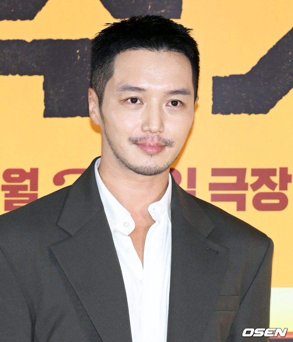 영화 ‘경주기행(감독 김미조)’ 언론배급시사 및 기자간담회가 13일 서울 송파구 롯데시네마 월드타워에서 열렸다.오는 26일 개봉하는 ‘경주기행’은 수학여행에서 돌아오지 못한 막내딸 경주를 위해 8년의 기다림 끝에 ‘죽이는’ 여행을 떠나는 네 모녀의 가족 복수극이다. 이정은, 공효진, 박소담, 이연이 네 모녀로 출연하며 독립영화 ‘갈매기’로 호평을 받았던 김미조 감독이 연출했다.배우 변요한이 포즈를 취하고 있다. 2026.08.13 /cej@osen.co.kr