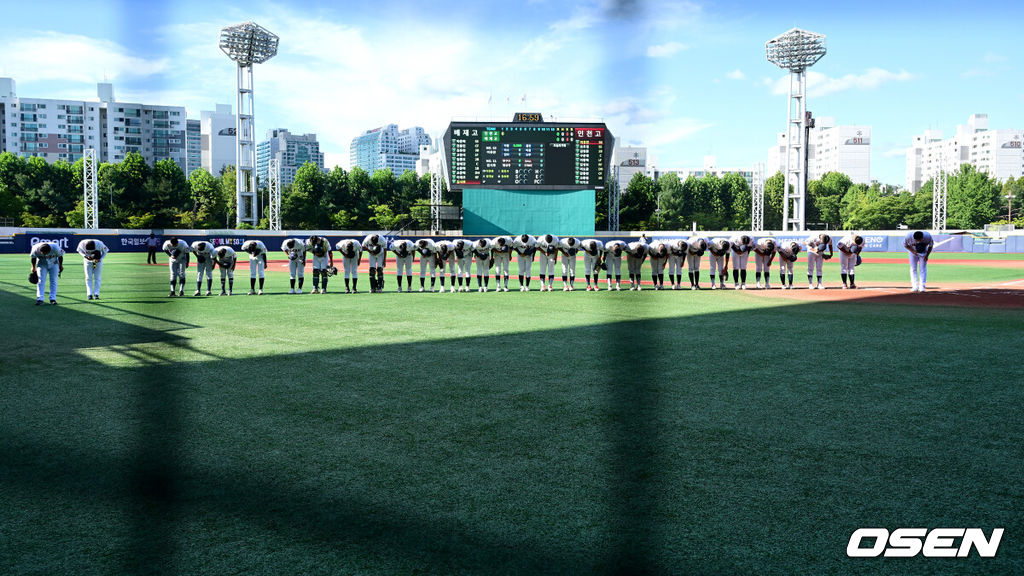 12일 오후 서울 목동야구장에서 ‘제54회 봉황대기 전국고교야구대회’ 1회전 인천고와 배재고의 경기가 열렸다.부적절한 응원 구호로 징계를 받은 배재고 야구부는 광주제일고를 방문해 직접 사과했고, 대한체육회 스포츠공정위원회 징계 재심 청구 끝에 출전정지를 1개월로 감경받아 이번 대회에 나서게 됐다.배재고 야구부 선수들이 경기를 앞두고 관중석을 향해 인사를 전하고 있다. 2026.08.12 / dreamer@osen.co.kr