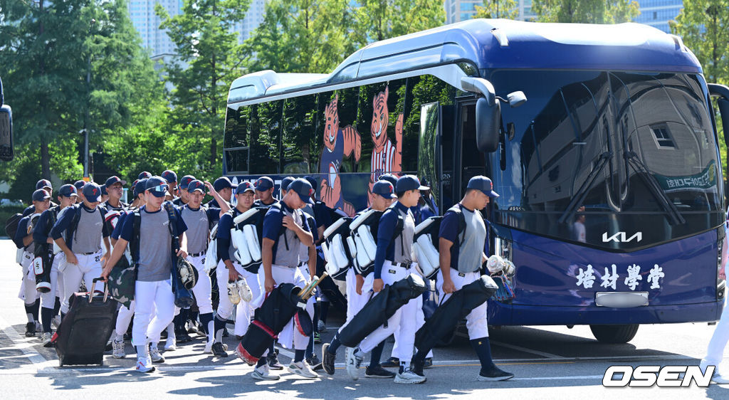 12일 오후 서울 목동야구장에서 ‘제54회 봉황대기 전국고교야구대회’ 1회전 인천고와 배재고의 경기가 열린다.부적절한 응원 구호로 징계를 받은 배재고 야구부는 광주제일고를 방문해 직접 사과했고, 대한체육회 스포츠공정위원회 징계 재심 청구 끝에 출전정지를 1개월로 감경받아 이번 대회에 나서게 됐다.배재고 야구부 선수들이 경기장으로 향하고 있다. 2026.08.12 / dreamer@osen.co.kr