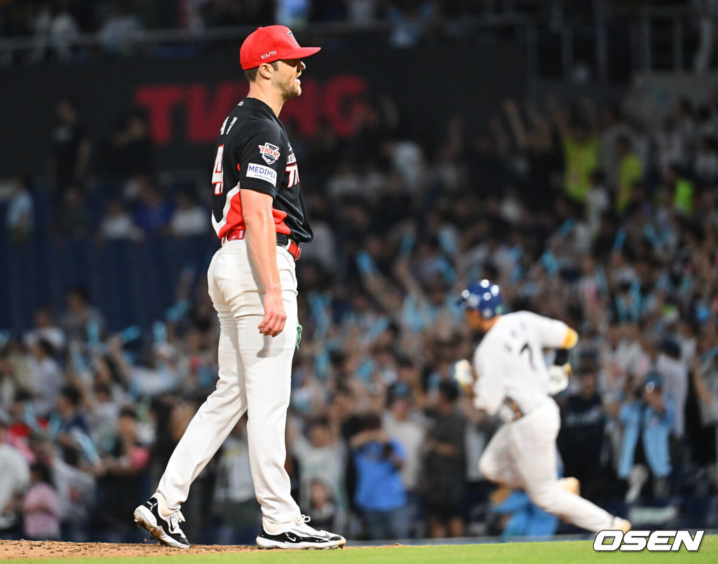 1일 창원NC파크에서 2026 신한 SOL KBO 리그 NC 다이노스와 KIA 타이거즈의 경기가 열렸다. 홈팀 NC는 구창모가, 방문팀 KIA는 네일이 선발 출전했다. KIA 타이거즈 네일이 5회말 1사 NC 다이노스 김주원에게 우월 솔로 홈런을 맞고 아쉬워하고 있다. 2026.09.01 / foto0307@osen.co.kr