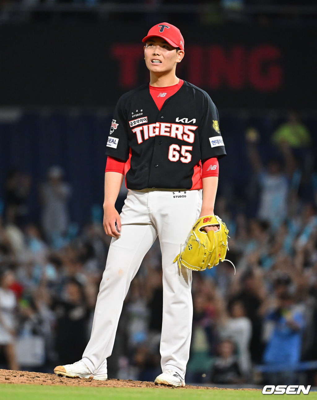 1일 창원NC파크에서 2026 신한 SOL KBO 리그 NC 다이노스와 KIA 타이거즈의 경기가 열렸다. 홈팀 NC는 구창모가, 방문팀 KIA는 네일이 선발 출전했다. KIA 타이거즈 성영탁이 7회말 2사 만루 NC 다이노스 블레인에게 좌월 만루 홈런을 맞고 허탈해 하고 있다. 2026.09.01 / foto0307@osen.co.kr