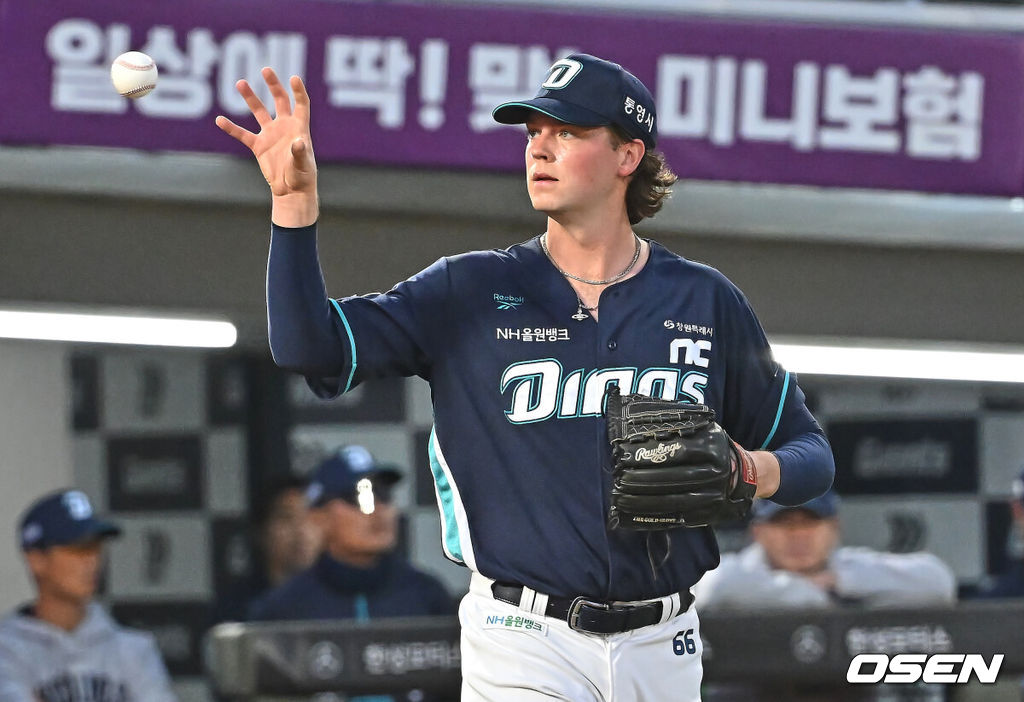 13일 부산 사직야구장에서 2026 신한 SOL KBO 리그 롯데 자이언츠와 NC 다이노스의 경기가 열렸다. 홈팀 롯데는 비슬리가, 방문팀 NC는 테일러가 선발 출전했다.NC 다이노스 테일러가 3회말 무사 1루 롯데 자이언츠 레이예스의 우익수 오른쪽 2루타때 커버를 들어 갔다 마운드로 돌아가고 있다. 2026.05.13 / foto0307@osen.co.kr