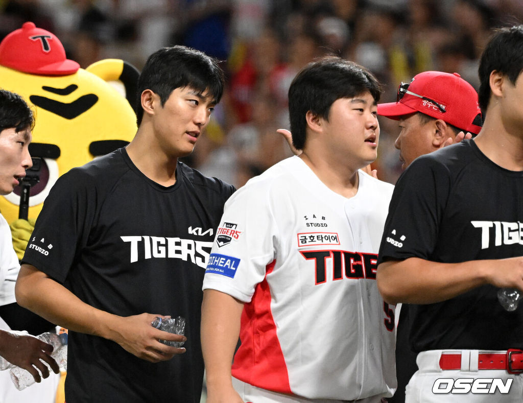 KIA 타이거즈가 또 극적인 역전승을 따냈다.KIA는 29일 광주-기아 챔피언스필드에서 열린 2026 신한은행 SOL KBO리그 SSG 랜더스와의 팀간 13차전을 2-1로 승리했다. 7회까지 상대 선발 페드로 아빌라에 무득점으로 끌려갔지만 8회 박재현의 동점 2루타가 터졌다. 이어 연장 10회말 박정우의 끝내기타를 앞세워 3연승을 달렸다. 경기 종료 후 KIA 이의리가 이범호 감독과 승리의 기쁨을 나누고 있다. 2026.08.29 /sunday@osen.co.kr