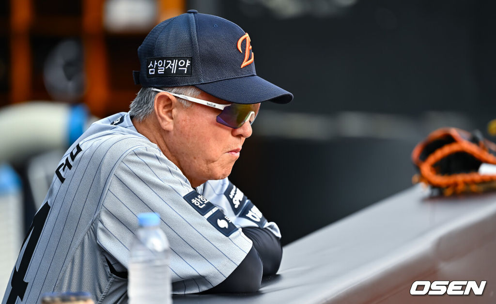 2일 오후 수원KT위즈 파크에서 2026 신한 SOL KBO리그 KT 위즈와 한화 이글스의 경기가 진행됐다.이날 KT는 소형준을, 한화는 류현진을 선발투수로 내세웠다.경기 앞서 한화 김경문 감독이 선수들의 훈련을 지켜보고 있다. 2026.09.02 / soul1014@osen.co.kr