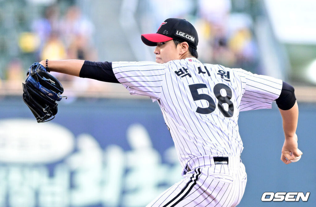 27일 서울 잠실야구장에서 ‘2026 신한 SOL Bank KBO리그’ LG 트윈스와 NC 다이노스의 경기가 열렸다.홈팀 LG는 박시원, 방문팀 NC는 토다 나츠키를 선발로 내세웠다.1회초 LG 선발 박시원이 힘차게 공을 뿌리고 있다. 2026.08.27 / dreamer@osen.co.kr