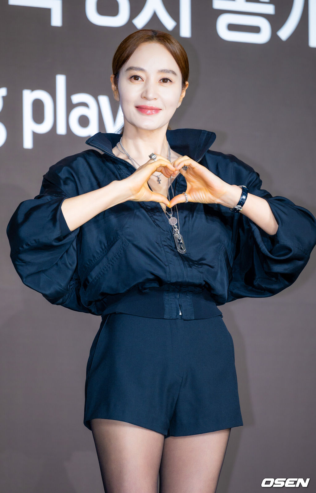 쿠팡플레이 시리즈 '지금 불륜이 문제가 아닙니다' 제작발표회가 28일 서울 중구 앰배서더 서울 풀만 호텔에서 열렸다.'지금 불륜이 문제가 아닙니다'(이창희 감독)는 행복한 가정을 팔아온 인기 인플루언서 부부와 진흙탕 이혼 소송 중인 이웃집 의사 부부가 불륜조차 하찮아지는 감당 불가한 비밀로 얽히면서 폭주하는 연쇄 추돌 블랙 코미디. 김혜수, 조여정, 김지훈, 김재철 등이 출연한다.배우 김혜수가 포즈를 취하고 있다. 2026.07.28 /rumi@osen.co.kr