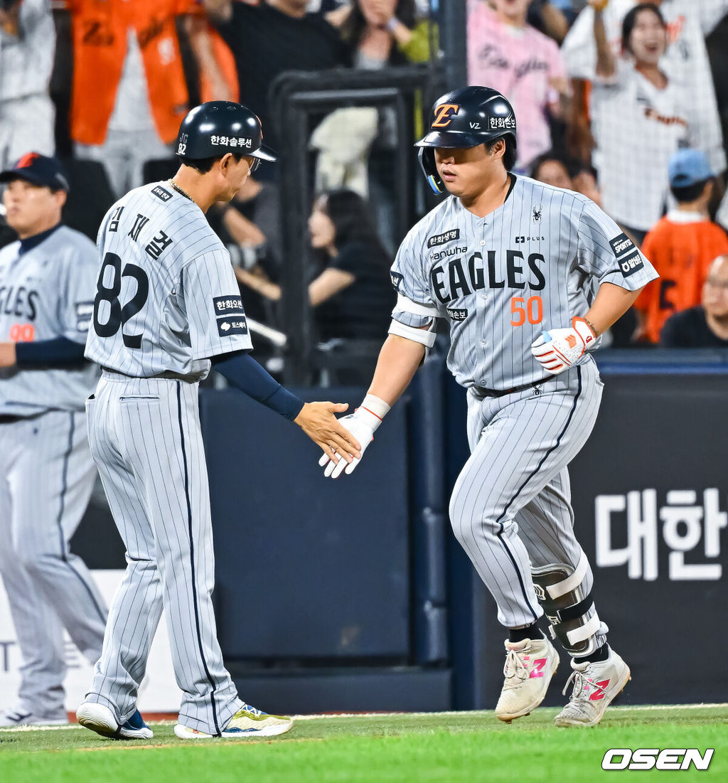 2일 오후 수원KT위즈 파크에서 2026 신한 SOL KBO리그 KT 위즈와 한화 이글스의 경기가 진행됐다.이날 KT는 소형준을, 한화는 류현진을 선발투수로 내세웠다.5회초 1사 1,2루 한화 강백호가 동점 3점 홈런을 날리고 베이스를 돌고 있다.       2026.09.02 / soul1014@osen.co.kr