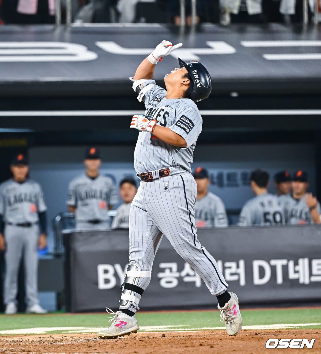 2일 오후 수원KT위즈 파크에서 2026 신한 SOL KBO리그 KT 위즈와 한화 이글스의 경기가 진행됐다.이날 KT는 소형준을, 한화는 류현진을 선발투수로 내세웠다.5회초 1사 1,2루 한화 강백호가 동점 3점 홈런을 날리고 홈을 밟고 있다. 2026.09.02 / soul1014@osen.co.kr