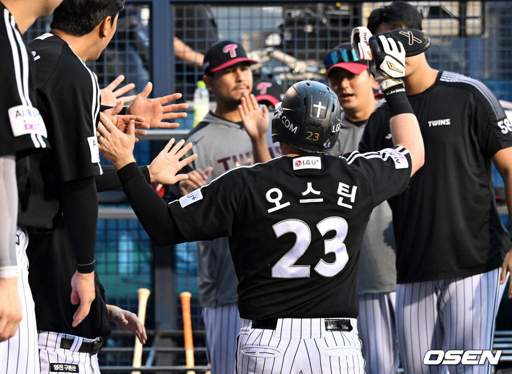 2일 서울 잠실야구장에서 KBO리그 두산 베어스와 LG 트윈스의 경기가 열렸다.두산은 최승용, LG는 김윤식을 선발로 내세웠다.1회초 2사 2,3루에서 LG 문보경이 우중간 2타점 적시타때 홈을 밟은 박해민, 오스틴이 더그아웃에서 환호하고 있다. 2026.09.02 /sunday@osen.co.kr