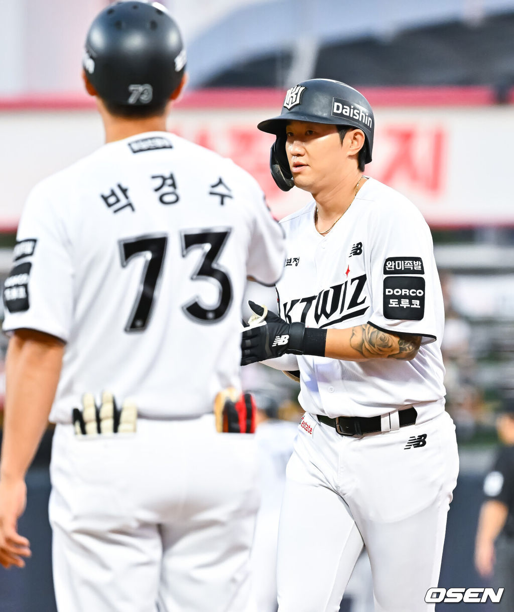 2일 오후 수원KT위즈 파크에서 2026 신한 SOL KBO리그 KT 위즈와 한화 이글스의 경기가 진행됐다.이날 KT는 소형준을, 한화는 류현진을 선발투수로 내세웠다.1회말 2사 1,3루 KT 김민혁이 선취 1타점 적시타를 날리고 박경수 코치와 하이파이브를 하고 있다.   2026.09.02 / soul1014@osen.co.kr