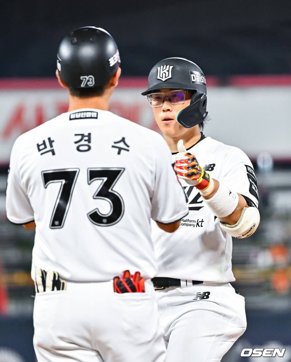 2일 오후 수원KT위즈 파크에서 2026 신한 SOL KBO리그 KT 위즈와 한화 이글스의 경기가 진행됐다.이날 KT는 소형준을, 한화는 류현진을 선발투수로 내세웠다.7회말 1사 1,3루 KT 허경민이 1타점 적시타를 날리고 세리머니를 하고 있다.     2026.09.02 / soul1014@osen.co.kr