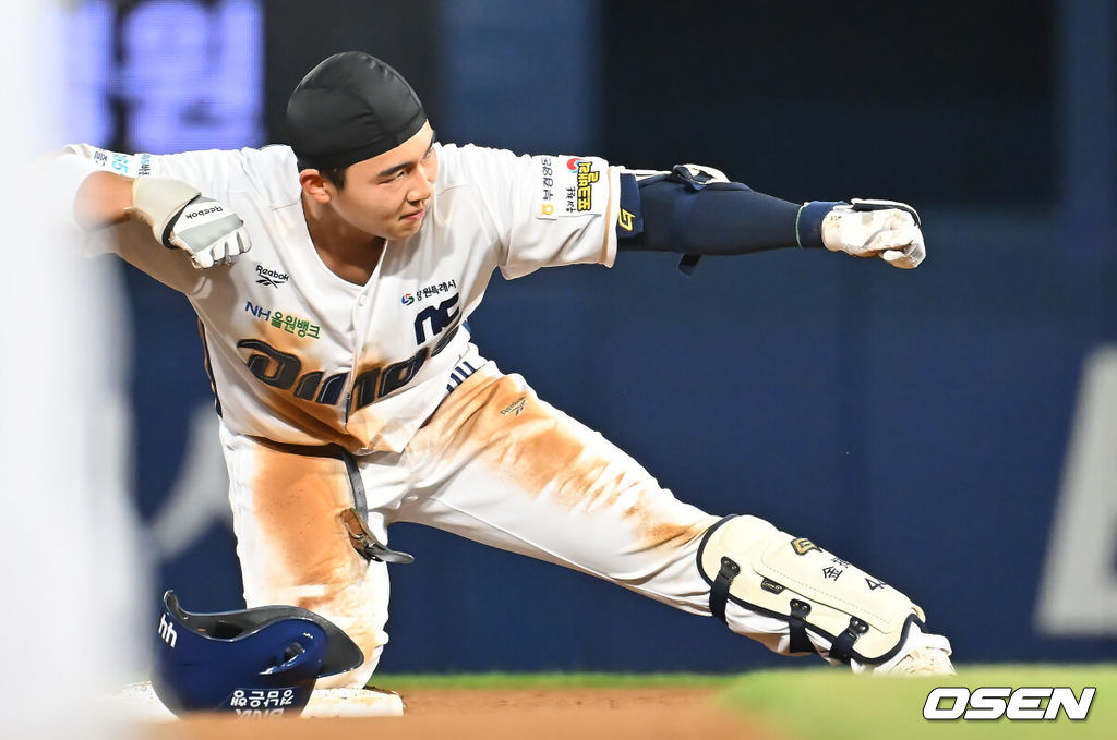 2일 창원NC파크에서 2026 신한 SOL KBO 리그 NC 다이노스와 KIA 타이거즈의 경기가 열렸다. 홈팀 NC는 토다가, 방문팀 KIA는 시라카와가 선발 출전했다. NC 다이노스 김휘집이 4회말 1사 1,2루 역전 우중간 1타점 적시타를 치고 2루에서 세리머니를 하고 있다. 2026.09.02 / foto0307@osen.co.kr