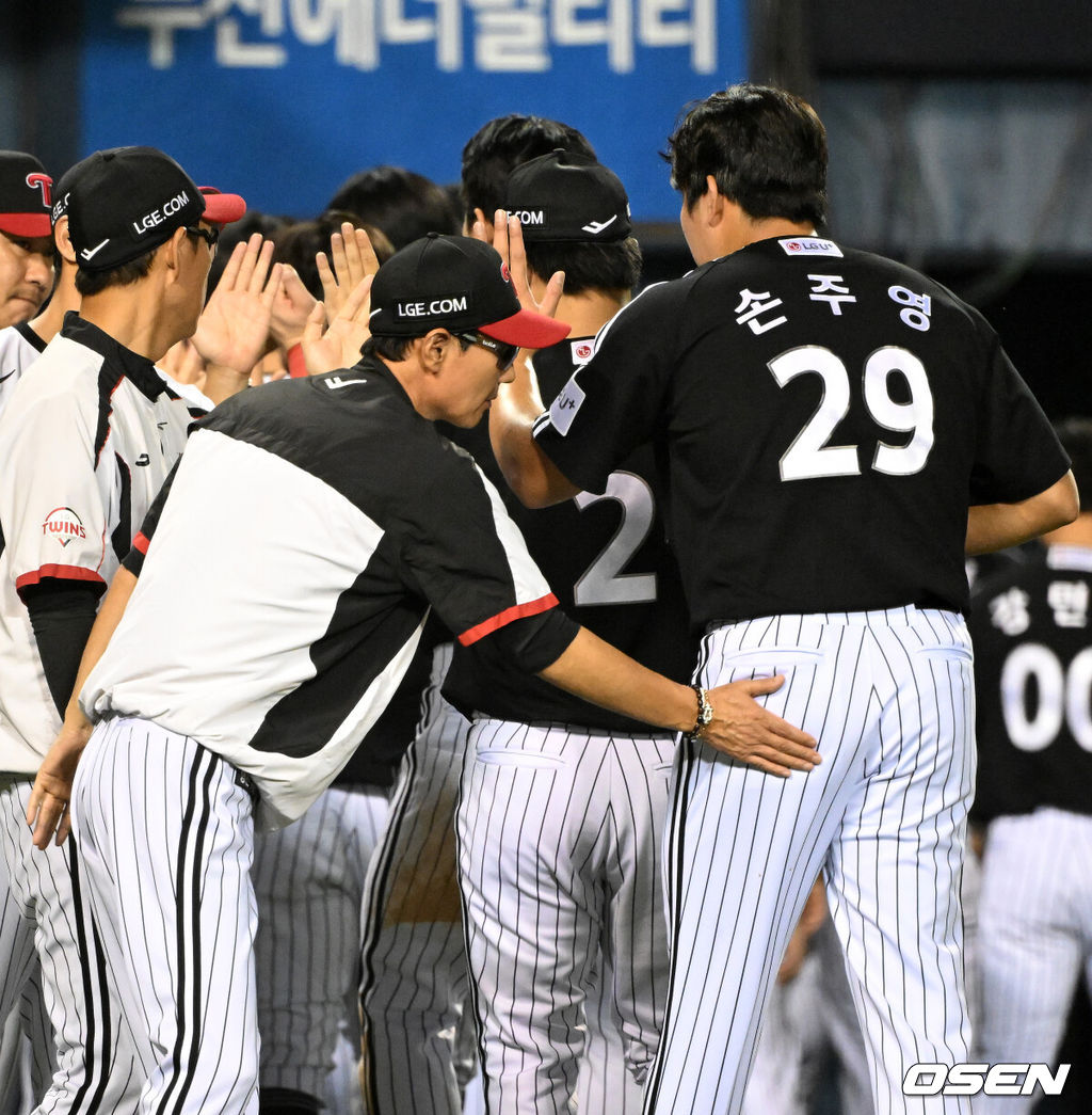 프로야구 LG 트윈스가 두산 베어스와 '잠실 라이벌전'에서 이틀 연속 승리하며 위닝을 확보했다. LG는 2일 서울 잠실구장에서 열린 2026 KBO리그 두산과 경기에서 5-1로 승리했다. LG는 3위 자리를 지켰고, 5위 두산과 승차를 4경기 차이로 벌렸다. 경기 종료 후 LG 염경엽 감독이 손주영과 승리의 기쁨을 나누고 있다. 2026.09.02 /sunday@osen.co.kr