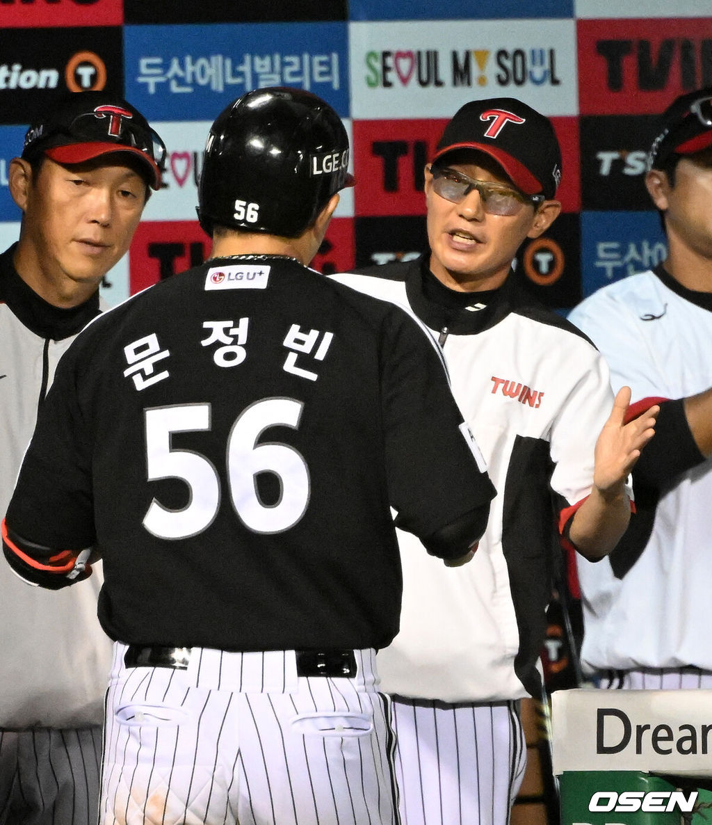 2일 서울 잠실야구장에서 KBO리그 두산 베어스와 LG 트윈스의 경기가 열렸다.두산은 최승용, LG는 김윤식을 선발로 내세웠다.8회초 1사에서 LG 문정빈이 우중월 솔로 홈런을 치고 더그아웃에서 염경엽 감독과 하이파이브를 하고 있다. 2026.09.02 /sunday@osen.co.kr