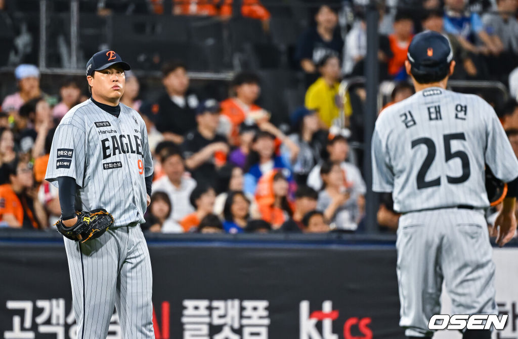 2일 오후 수원KT위즈 파크에서 2026 신한 SOL KBO리그 KT 위즈와 한화 이글스의 경기가 진행됐다.이날 KT는 소형준을, 한화는 류현진을 선발투수로 내세웠다.2회말 2사 1,2루 KT 힐리어드의 1타점 내야안타때 2루 주자 최원준이 득점했다. 타자 힐리어드의 세이프 관련 비디오판독때 류현진이 김태연과 이야기하고 있다. 2026.09.02 / soul1014@osen.co.kr