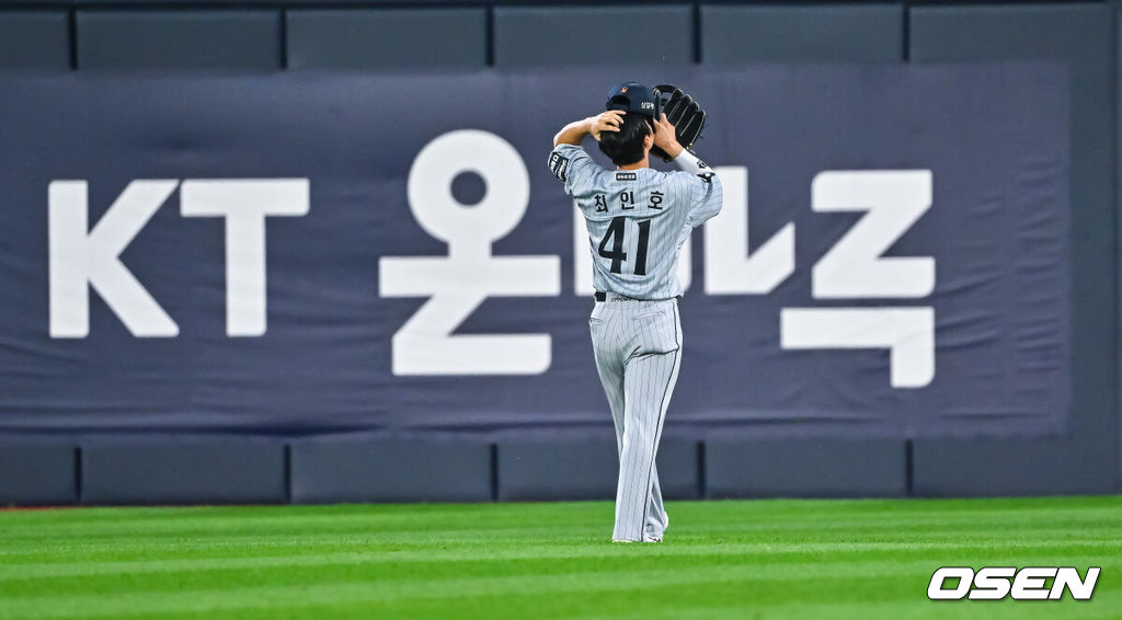 2일 오후 수원KT위즈 파크에서 2026 신한 SOL KBO리그 KT 위즈와 한화 이글스의 경기가 진행됐다.이날 KT는 소형준을, 한화는 류현진을 선발투수로 내세웠다.2회말 1사 2,3루 KT 최원준의 1타점 적시타때 한화 최인호 중견수가 자신의 수비 실책으로 추가 실점 허용한뒤 아쉬워하고 있다. 2026.09.02 / soul1014@osen.co.kr