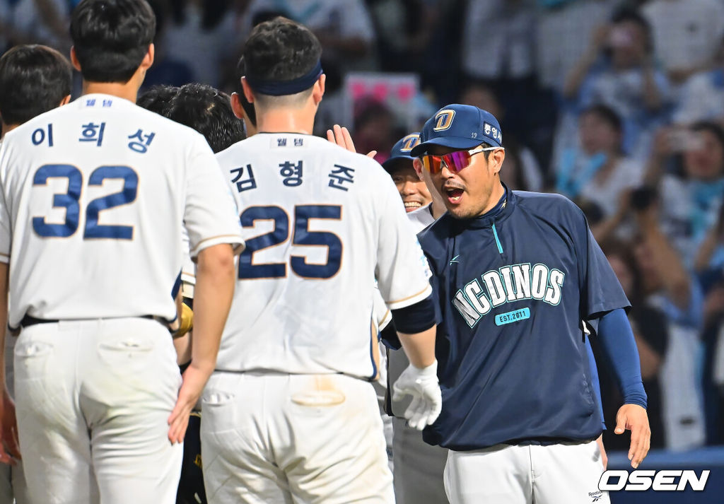 2일 창원NC파크에서 2026 신한 SOL KBO 리그 NC 다이노스와 KIA 타이거즈의 경기가 열렸다. 홈팀 NC는 토다가, 방문팀 KIA는 시라카와가 선발 출전했다. NC 다이노스 이호준 감독이 9회말 2사 만루 끝내기 밀어내기 볼넷을 얻어낸 김형준과 기쁨을 나누고 있다. 2026.09.02 / foto0307@osen.co.kr
