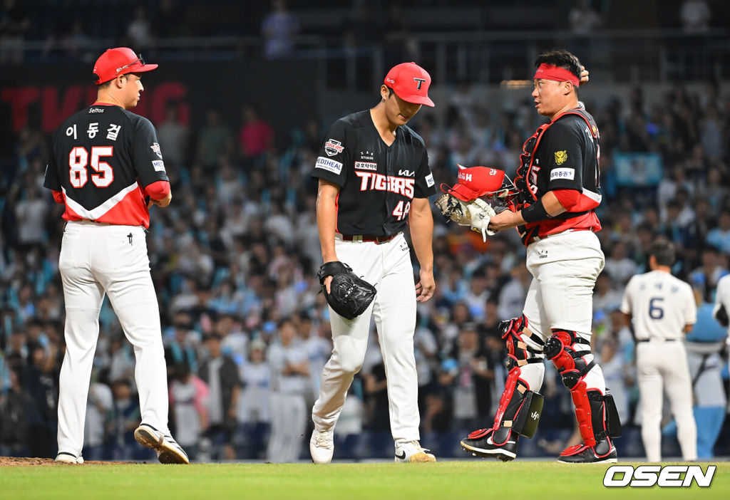 2일 창원NC파크에서 2026 신한 SOL KBO 리그 NC 다이노스와 KIA 타이거즈의 경기가 열렸다. 홈팀 NC는 토다가, 방문팀 KIA는 시라카와가 선발 출전했다. KIA 타이거즈 이의리가 9회말 2사 만루 상황에서 교체되고 있다. 2026.09.02 / foto0307@osen.co.kr