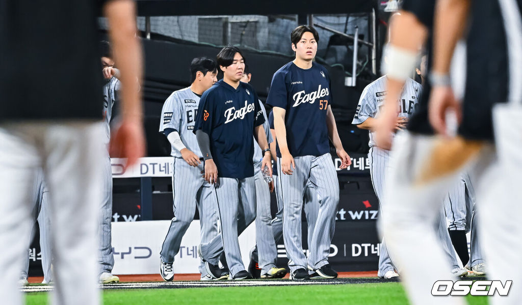 한화 이글스가 또 졌다. 반면 KT 위즈는 한화를 제물로 선두 추격을 이어갔다. 프로야구 KT 위즈는 2일 수원KT위즈파크에서 열린 2026 신한 SOL KBO리그 한화 이글스와의 시즌 13차전에서 9-6으로 승리했다. KT는 최근 2연승, 한화전 5연승을 달리며 시즌 68승 3무 43패를 기록했다. 주중 3연전 위닝시리즈를 조기 확보했다. 반면 최근 8연패 수렁에 빠진 한화는 49승 3무 64패가 됐다. 경기종료 후 한화 선수들이 팬들에게 인사를 하고 있다. 2026.09.02 / soul1014@osen.co.kr
