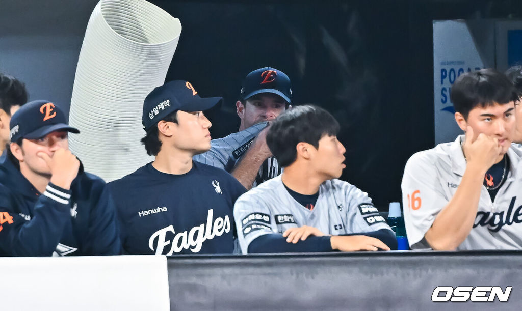 2일 오후 수원KT위즈 파크에서 2026 신한 SOL KBO리그 KT 위즈와 한화 이글스의 경기가 진행됐다.이날 KT는 소형준을, 한화는 류현진을 선발투수로 내세웠다.7회말 역전 허용한 한화 짐머맨이 강판된 뒤 아쉬워하고 있다.     2026.09.02 / soul1014@osen.co.kr