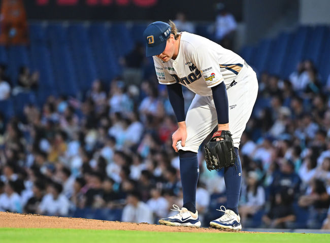 13일 창원NC파크에서 2026 신한 SOL KBO 리그 NC 다이노스와 KT 위즈의 경기가 열렸다. 홈팀 NC는 테일러가, 방문팀 KT는 대니엘이 선발 출전했다. NC 다이노스 테일러가 1회초 2사 2루 KT 위즈 힐리어드에게 우중월 2점 홈런을 맞고 아쉬워하고 있다. 2026.08.13 / foto0307@osen.co.kr