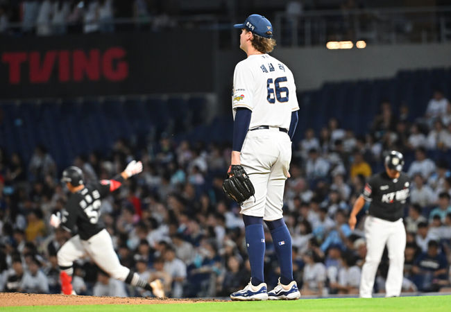 13일 창원NC파크에서 2026 신한 SOL KBO 리그 NC 다이노스와 KT 위즈의 경기가 열렸다. 홈팀 NC는 테일러가, 방문팀 KT는 대니엘이 선발 출전했다. NC 다이노스 선발투수 테일러가 3회초 KT 위즈 권동진에게 솔로 홈런을 맞고 아쉬워하고 있다. 2026.08.13 / foto0307@osen.co.kr