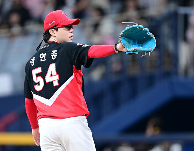 21일 서울 고척스카이돔에서 ‘2026 신한 SOL Bank KBO리그’ 키움 히어로즈와 KIA 타이거즈의 경기가 열렸다.이날 경기는 걸그룹 UDTT(우당탕탕 소녀단)이 시구 및 경기 전 공연을 펼치며 야구장을 뜨겁게 달궜다.4회말 1사 주자없는 상황 키움 데이비슨의 뜬공 타구를 KIA 우익수 나성범이 몸을 던지며 잡아냈다. 더그아웃을 향해 제스처를 보내는 KIA 선발 양현종. 2026.08.21 / dreamer@osen.co.kr