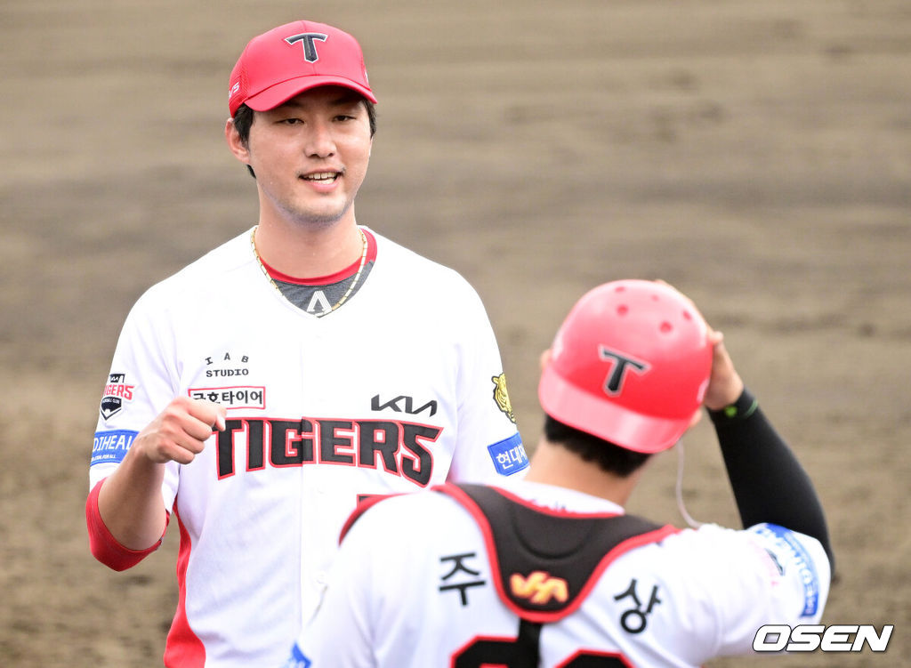 2일 일본 오키나와 킨 베이스볼 스타디움에서 KIA 타이거즈와 삼성 라이온즈의 연습경기가 열렸다.이날 경기는 KIA가 8-3으로 승리했다.경기를 마무리 지은 KIA 투수 홍건희와 포수 주효상이 인사를 나누고 있다. 2026.03.02 / dreamer@osen.co.kr