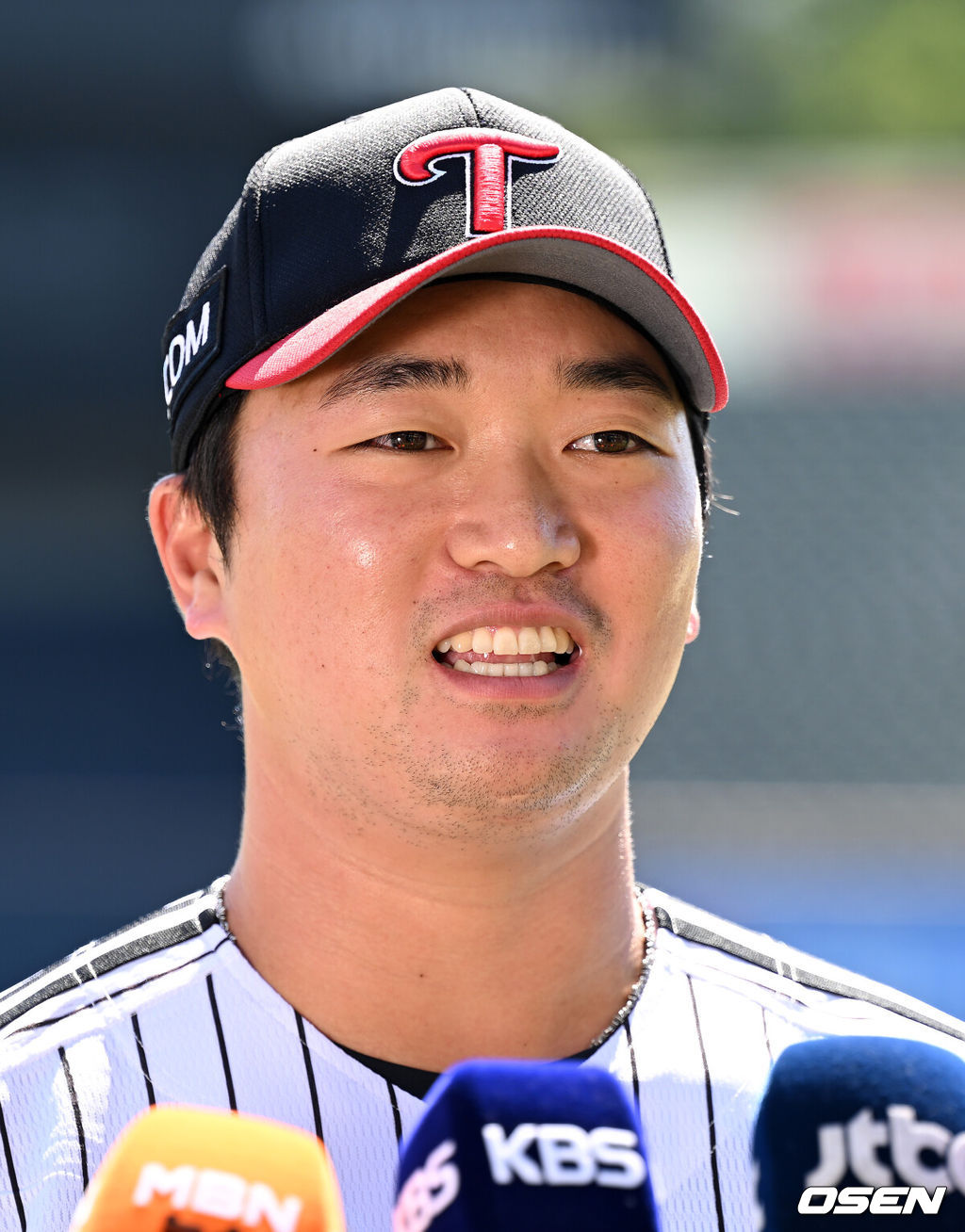 3일 서울 잠실야구장에서 KBO리그 두산 베어스와 LG 트윈스의 경기가 열렸다.두산은 곽빈, LG는 박시원을 선발로 내세웠다.LG로 복귀한 고우석이 포토타임을 가지고 있다. 2026.09.03 /sunday@osen.co.kr